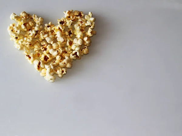 Popcorn Herzform Auf Weißem Hintergrund — Stockfoto
