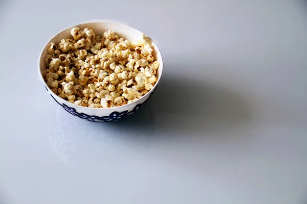 Draufsicht Auf Einen Haufen Popcorn Karamell Popcorn Einem Teller Auf — Stockfoto