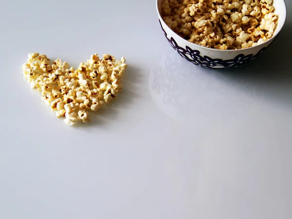 Popcorn Herzform Auf Weißem Hintergrund — Stockfoto