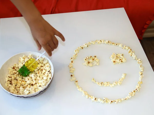 Popcorn Form Eines Smileys Auf Weißem Hintergrund — Stockfoto