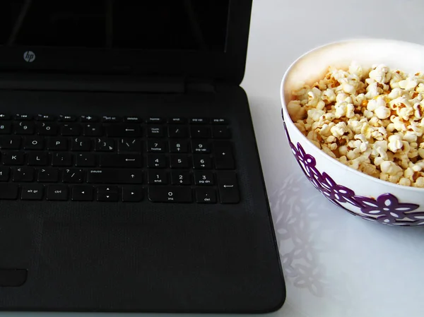 Draufsicht Auf Einen Haufen Popcorn Karamell Popcorn Einem Teller Auf — Stockfoto