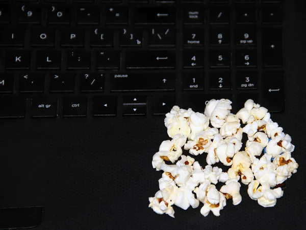 Draufsicht Auf Einen Haufen Popcorn Karamell Popcorn Einem Teller Auf — Stockfoto