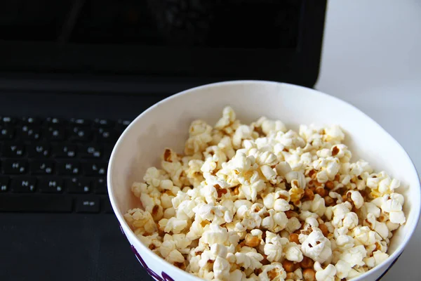 Draufsicht Auf Einen Haufen Popcorn Karamell Popcorn Einem Teller Auf — Stockfoto