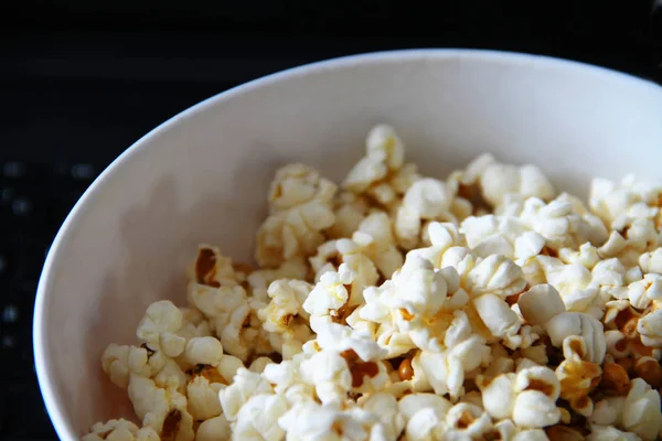 Draufsicht Auf Einen Haufen Popcorn Karamell Popcorn Einem Teller Auf — Stockfoto