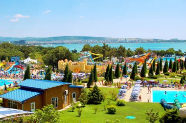 Su parkı Gelendzhik. İnsanlar su parkında rahatlar..