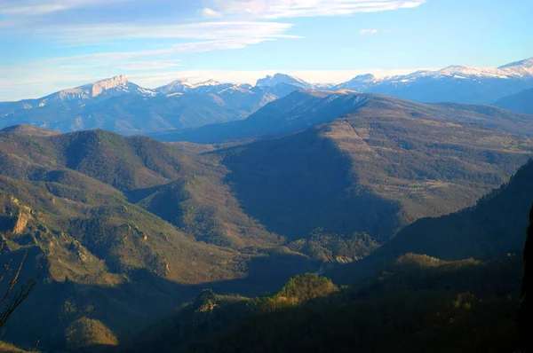 Blå Himmel Vackra Berg Och Grön Skog — Stockfoto