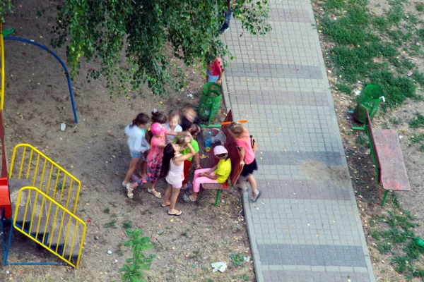 Portrait Enfants Heureux Jouant Ensemble Dans Cour Sur Plate Forme — Photo