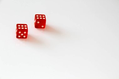 Casino zarları beyaza yalıtılmış. Ayarlamak. Yalıt