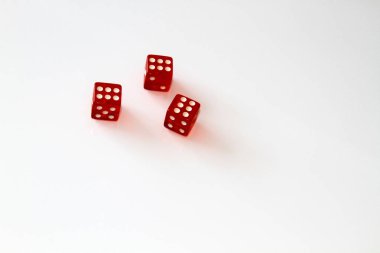 Casino zarları beyaza yalıtılmış. Ayarlamak. Yalıt