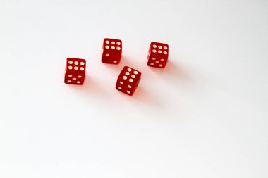 Casino zarları beyaza yalıtılmış. Ayarlamak. Yalıt