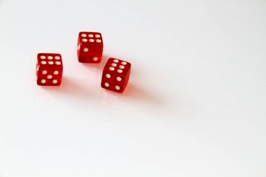 Casino zarları beyaza yalıtılmış. Ayarlamak. Yalıt