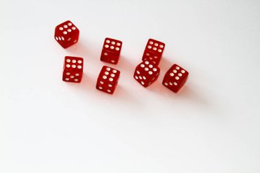 Casino zarları beyaza yalıtılmış. Ayarlamak. Yalıt