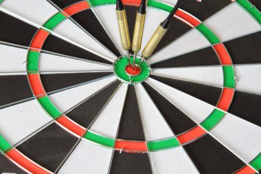 köpek burnunu yerle bir ediyor. büyük köpek