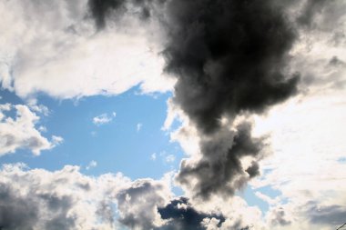 Mavi gökyüzündeki hava bulutları. Doğa arka planı