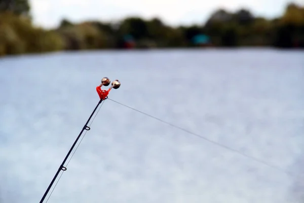 Fishing Bell Aan Het Einde Van Hengel Achtergrond Van Vijver — Stockfoto