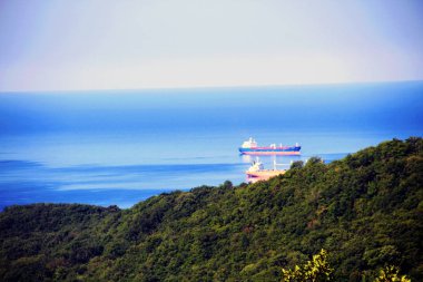 Tuapse, Rusya-Temmuz 2019: (Tuapse gemi limanı. Dağların genelinde deniz manzaralı tanker.
