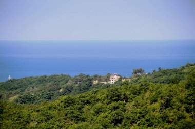 Tuapse, Rusya-Temmuz 2019: (Tuapse gemi limanı. Dağların genelinde deniz manzaralı tanker.