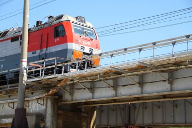 Kuzey Kafkas Mainline Köprüsü üzerinden geçen trenin görünümü. Tren.