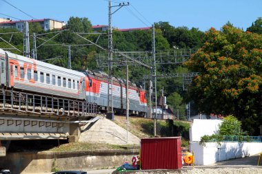 Kuzey Kafkas Mainline Köprüsü üzerinden geçen trenin görünümü. Tren.