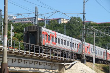 Kuzey Kafkas Mainline Köprüsü üzerinden geçen trenin görünümü. Tren.