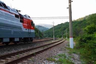 Kuzey Kafkas ana hattıyla geçen trenin görünümü. Tren.