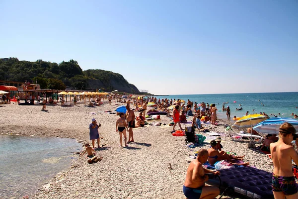 Tatilciler ile siyah plaj görünümü