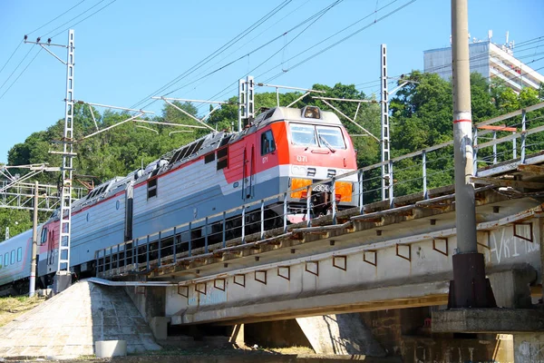 Kuzey Kafkas Mainline Köprüsü üzerinden geçen trenin görünümü. Tren.