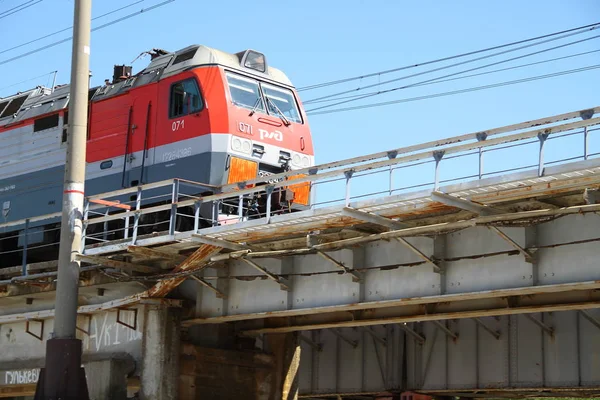 Kuzey Kafkas Mainline Köprüsü üzerinden geçen trenin görünümü. Tren.