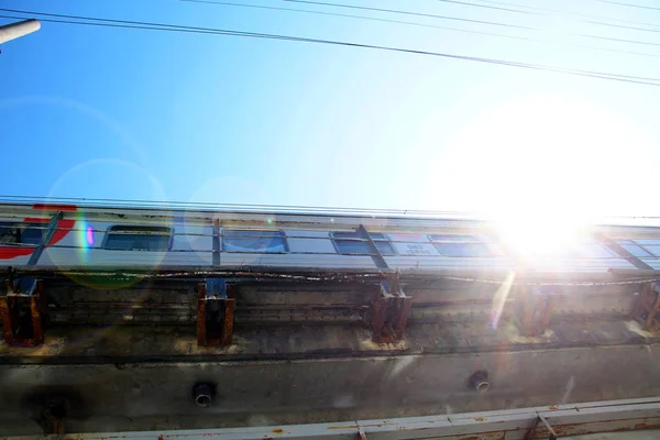 Vista Comboio Que Passa Pela Ponte Norte Cáucaso Mainline Ferroviária — Fotografia de Stock