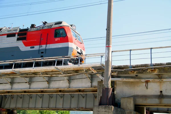 Kuzey Kafkas Mainline Köprüsü üzerinden geçen trenin görünümü. Tren.