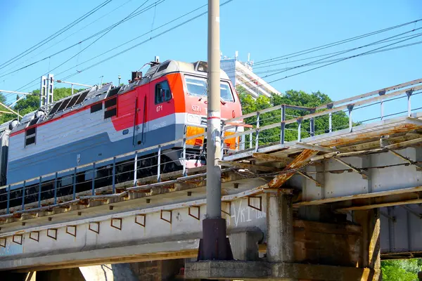 Kuzey Kafkas Mainline Köprüsü üzerinden geçen trenin görünümü. Tren.