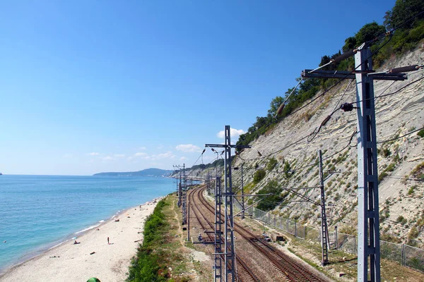 Bir Tarafta Dağ Boyunca Demiryolu Diğer Üzerinde Deniz Boyunca — Stok fotoğraf
