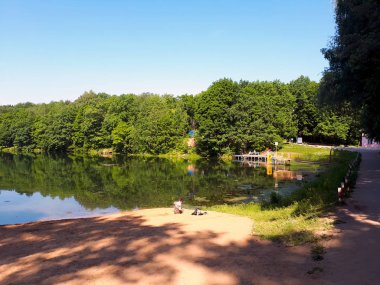 Nehir kıyısının güzel manzara görünümü