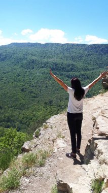 Kız geri döndü sahilde duruyor ve denize bakar
