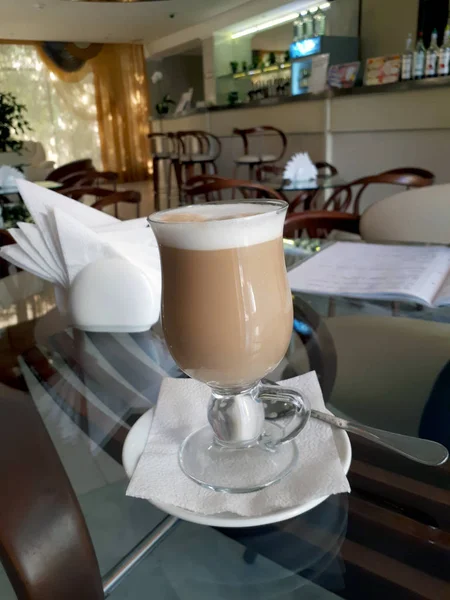 Cappuccino Koffie Tafel Met Zwarte Bril — Stockfoto