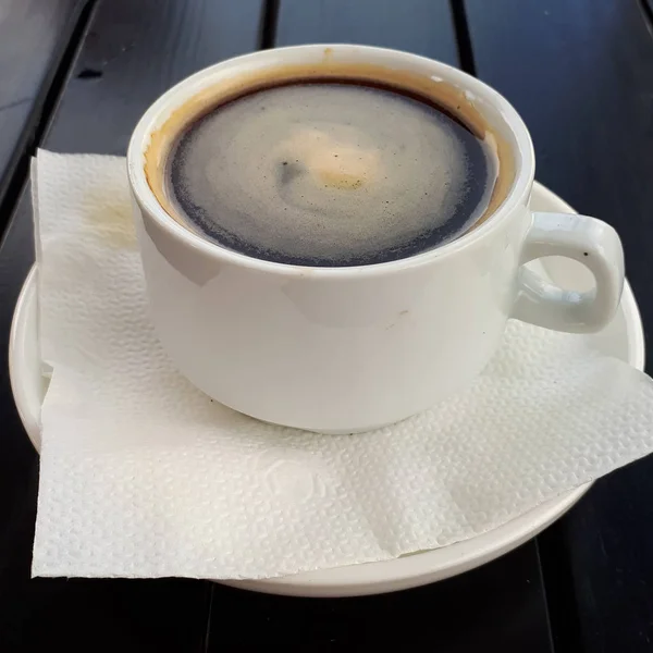 Una Taza Café Plato Con Una Cuchara Está Sobre Una —  Fotos de Stock