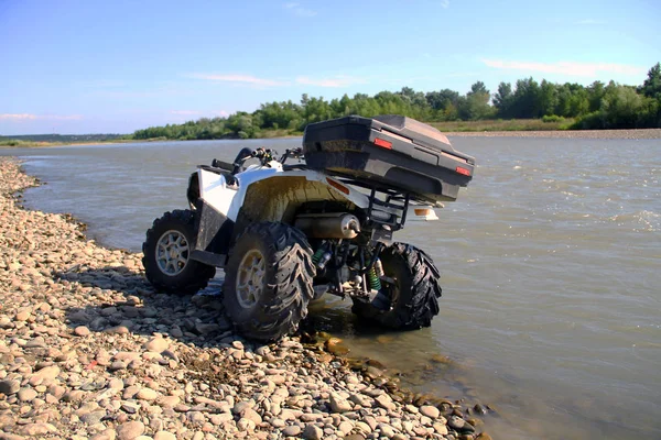 Een Witte Atv Staat Een Zonnige Dag Aan Rivier — Stockfoto