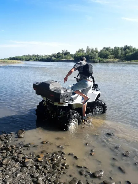 Biały Atv Stoi Słoneczny Dzień Nad Rzeką — Zdjęcie stockowe