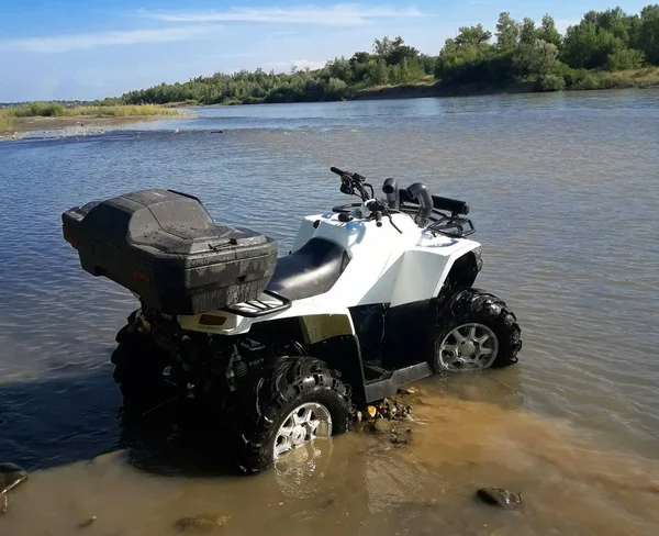 Atv Branco Fica Dia Ensolarado Junto Rio — Fotografia de Stock