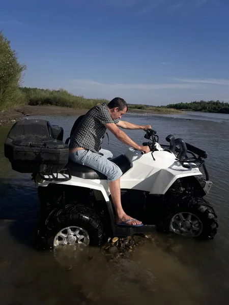 Atv Blanco Encuentra Día Soleado Junto Río — Foto de Stock