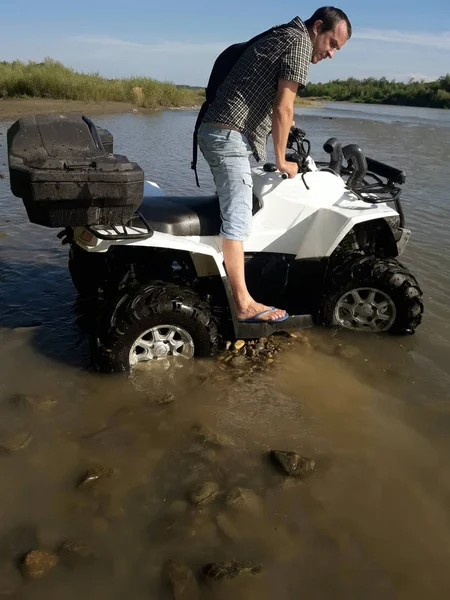 Atv Branco Fica Dia Ensolarado Junto Rio — Fotografia de Stock