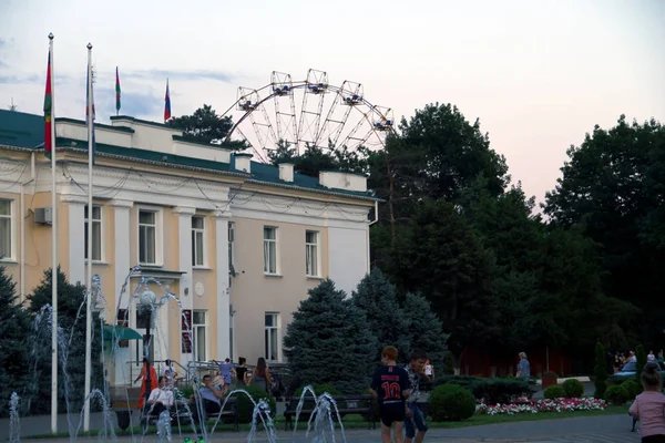 Administratie Van Stad Belorechensk Achtergrond Een Stadspark Met Een Reuzenrad — Stockfoto