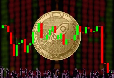 Bulanık sayıların arka planında ve mum çubuğu grafiğinde altın sikke Cryptocurrency Stellar Xlm Round. Ofis çalışanlarının siluetleri.