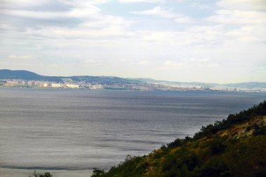 Novorossiysk, Rusya şehir limanına deniz karşısında görünümü.