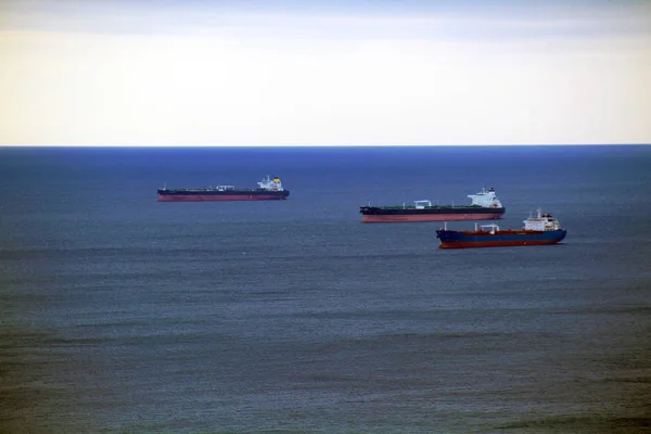 原油油轮和液化石油气 等待在黑海诺沃罗西斯克港装船 — 图库照片