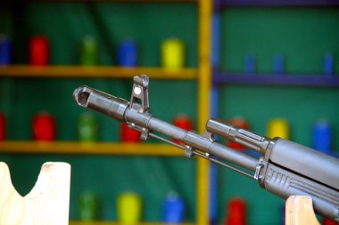 bir eğlence parkı çekim aralığında hedeflere oyun çekim için siyah tüfek. Close