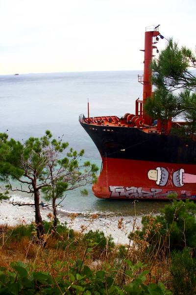Gelendzhik Federacja Rosyjska Statek Rio Wyrzucona Burzy Morzu Czarnym Widok — Zdjęcie stockowe