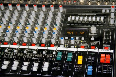 Odak Dj konsolu, bir gece kulübü i karıştırma konsolu üzerindedir.