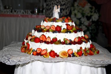 gelin ve damat figürleri ile güzel beyaz düğün meyve pasta
