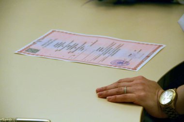 Düğün töreni. evlilik cüzdanı ve yüzükler masada yalan